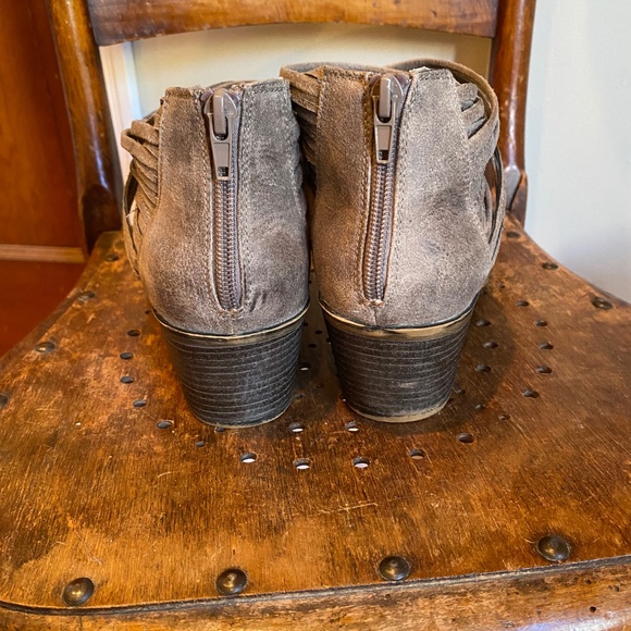 Chelsea boot with cool detailing - Picture 3 of 4